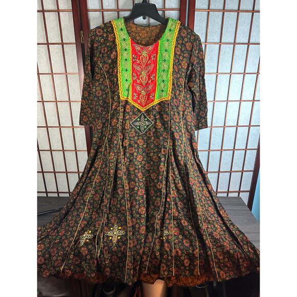 South Asian Anarkali dress or kurta with floral pattern and colorful embroidery - Picture 1 of 7